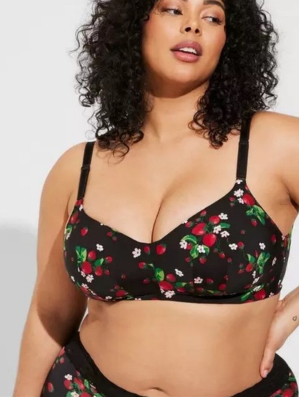 Torrid Everyday Wire-Free Lightly Lined Strawberry Print Bra Size 38C
